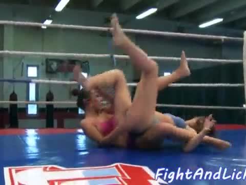 Wrestling babes pussyfingering in sixtynine